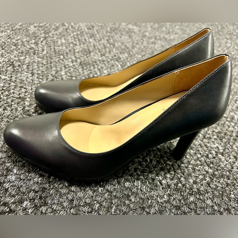 Naturalizer black heels, like new, Size 8